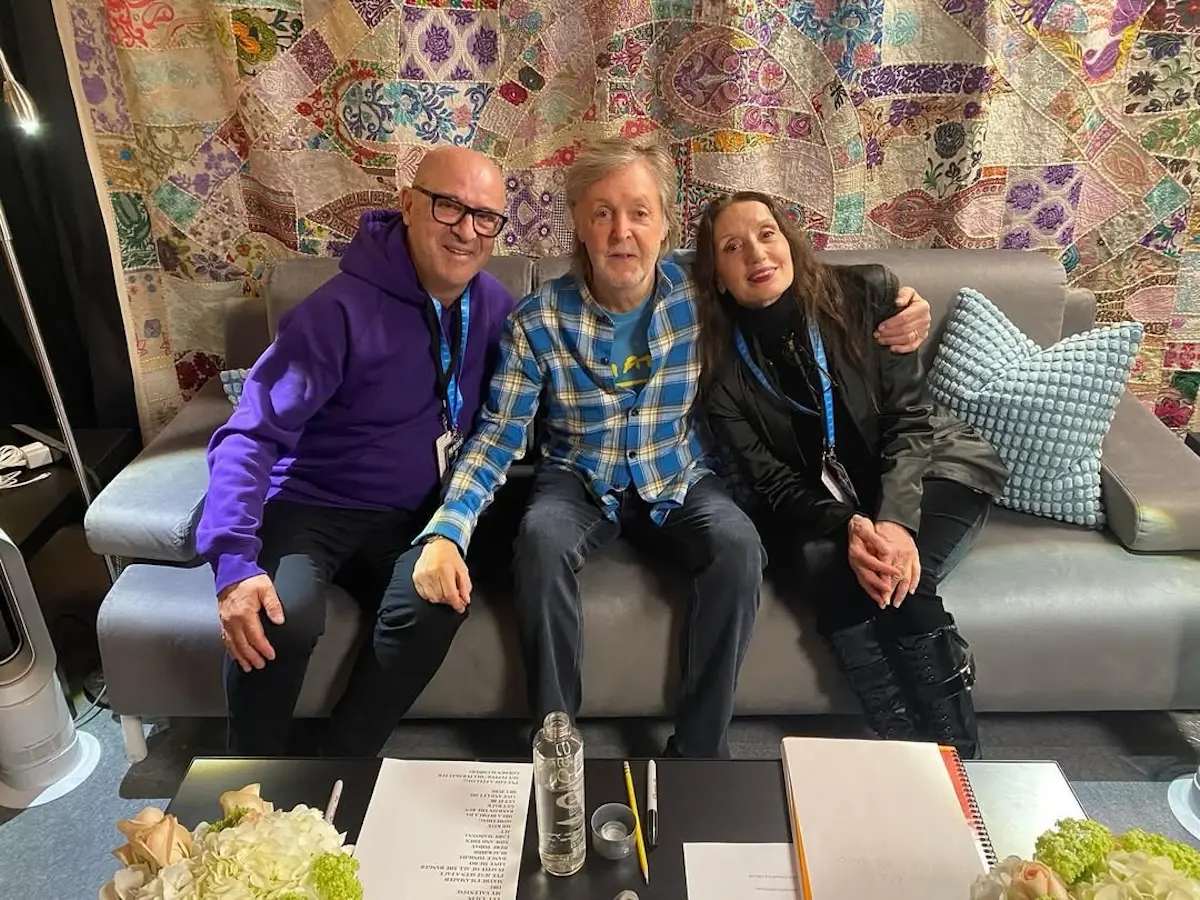 Luz Casal con su pareja y Paul McCartney