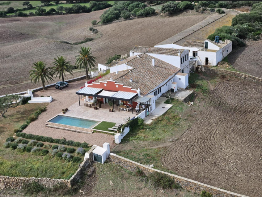Nos colamos en la preciosa casa de Menorca donde Nuria Roca pasa sus vacaciones con su familia