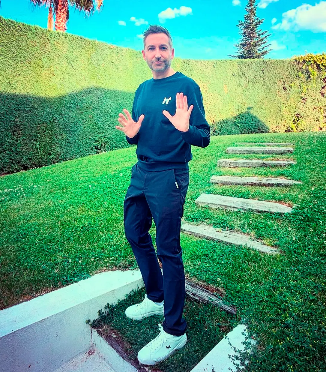 Frank Blanco en el jardín.