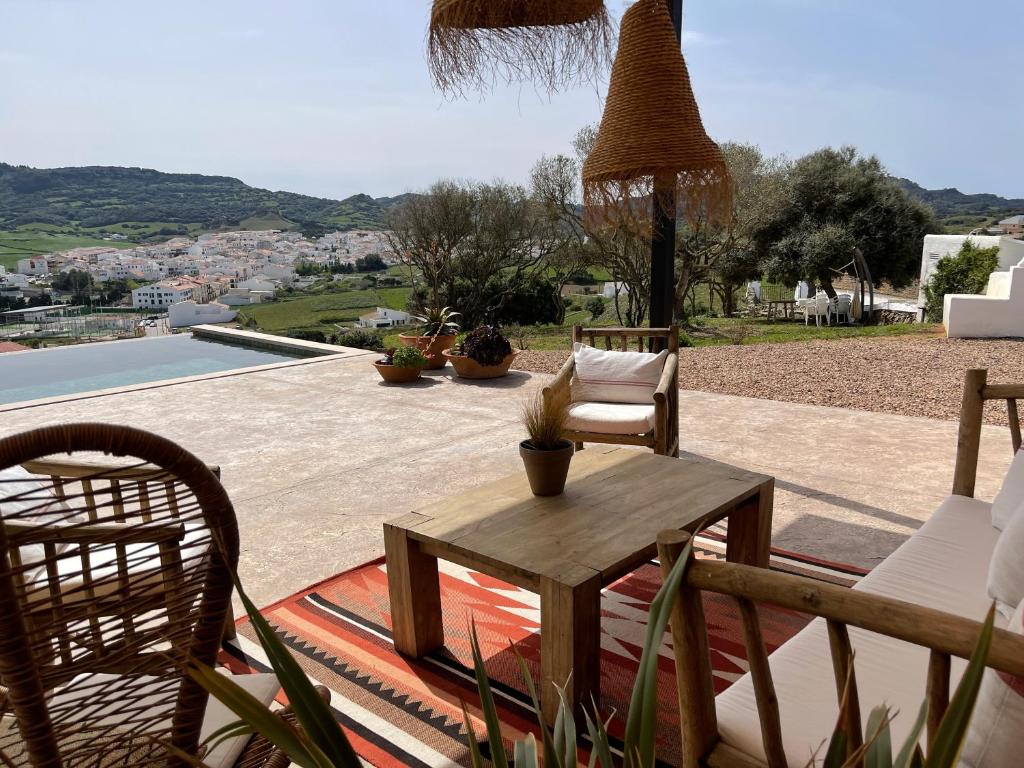 Nos colamos en la preciosa casa de Menorca donde Nuria Roca pasa sus vacaciones con su familia