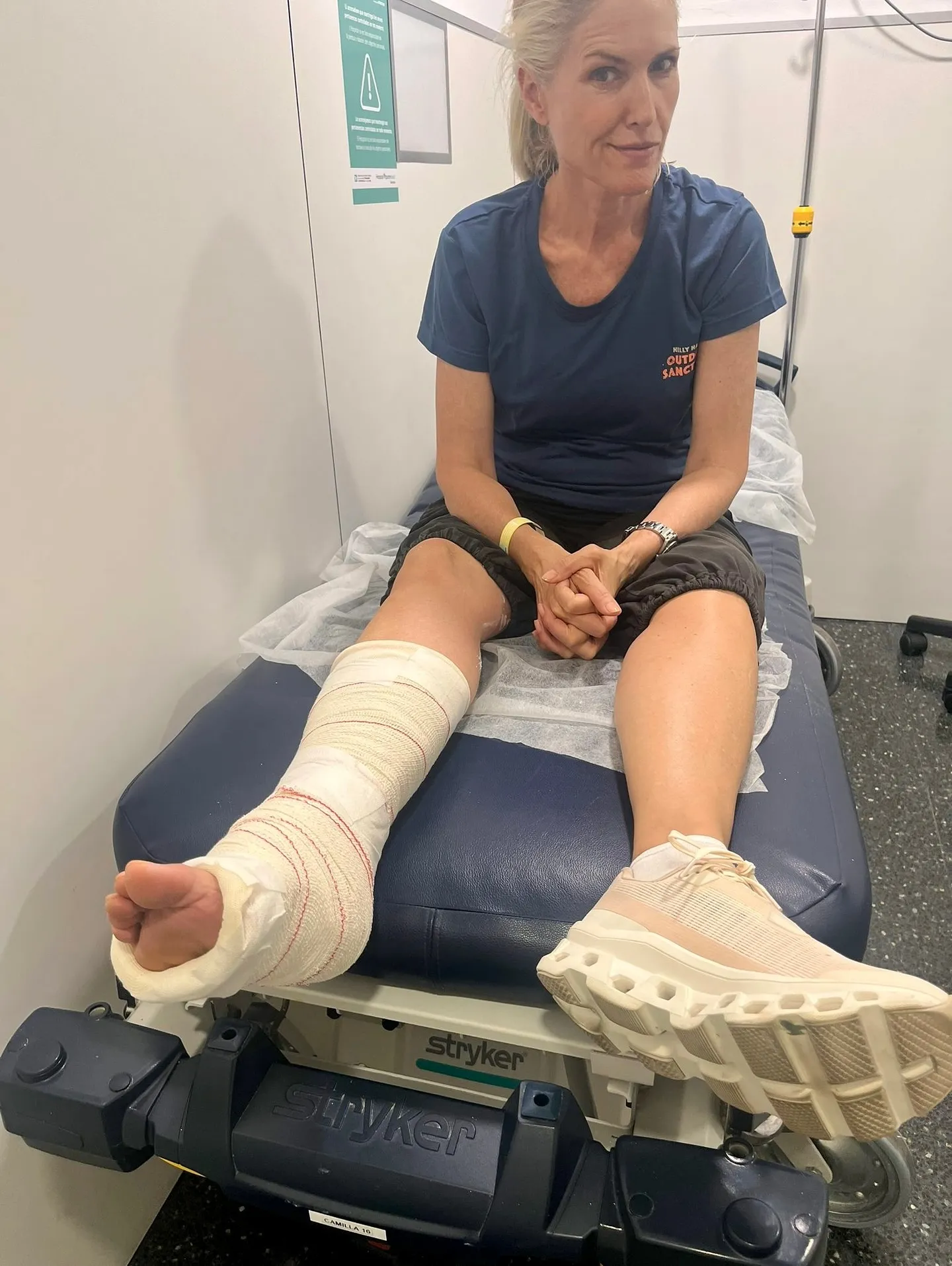 Judit Mascó con la pierna escayolada.