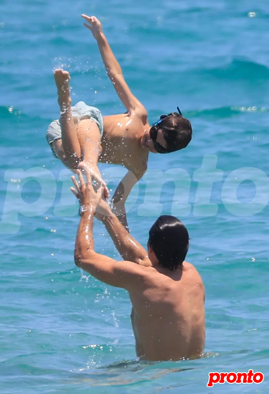 Ion Aramendi jugando con su hijo en el mar.