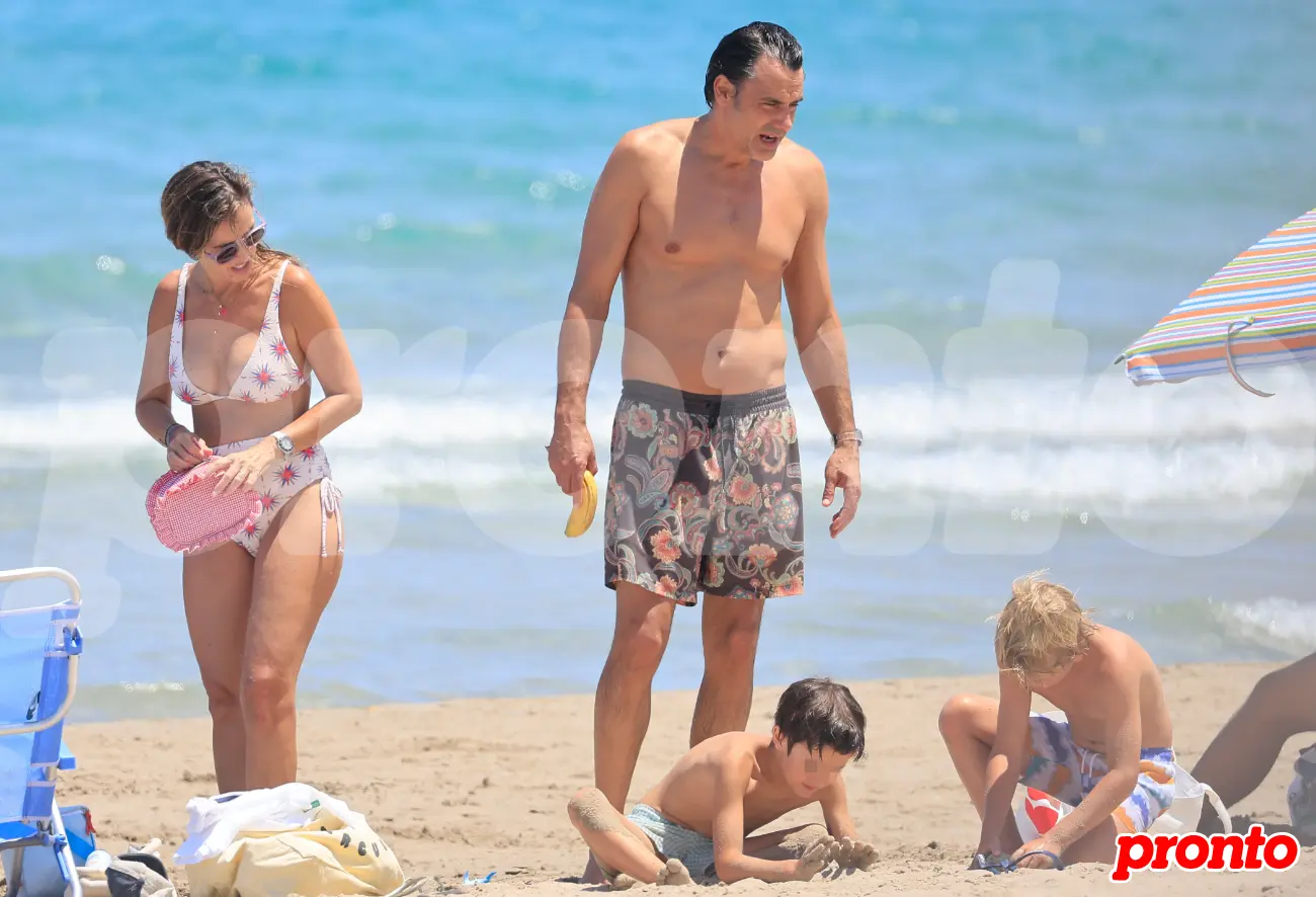 Ion Aramendi y María Amores en familia en la playa.