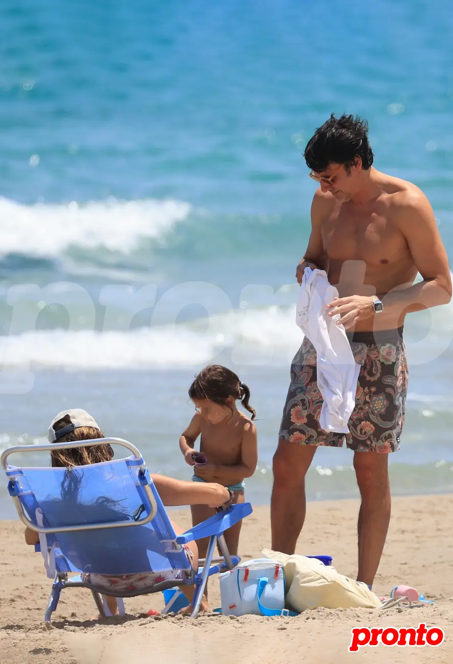 Ion Aramendi y María Amores en la playa con su hija.