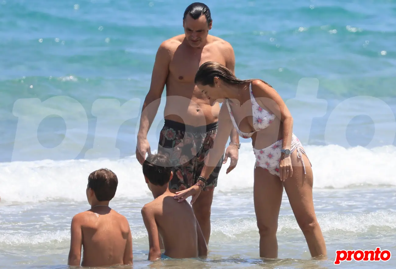 Ion Aramendi y María Amores en la playa con sus niños.