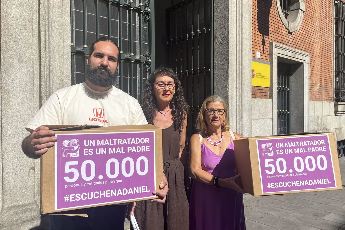 La recogida de firmas en Granada a favor del hijo de Juana Rivas.