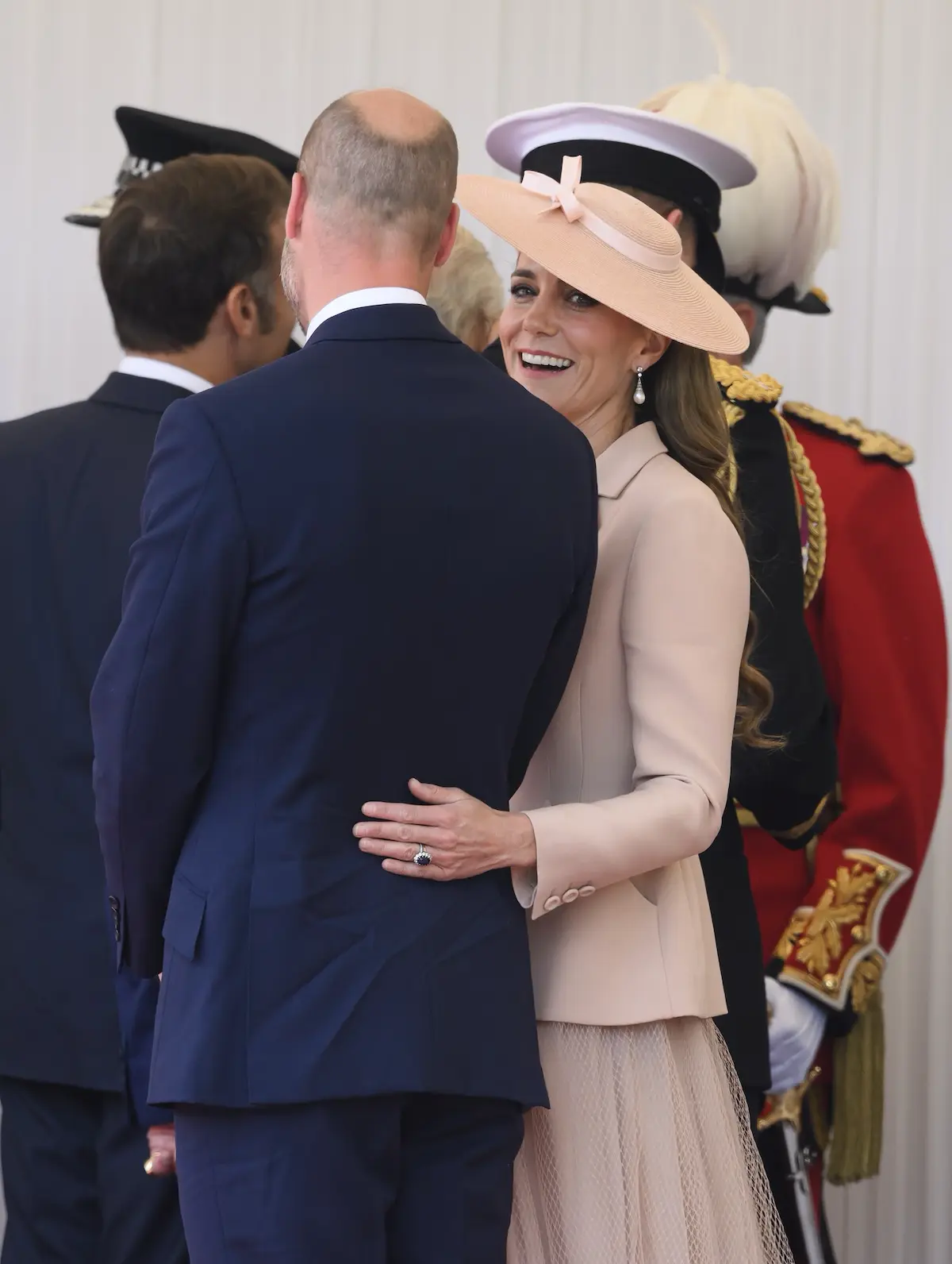Kate abrazando a Guillermo