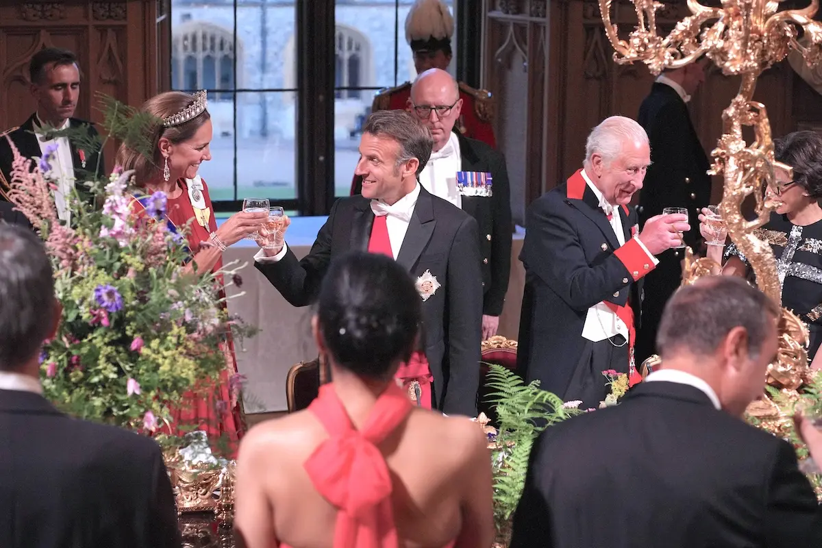 Kate y Macron brindando