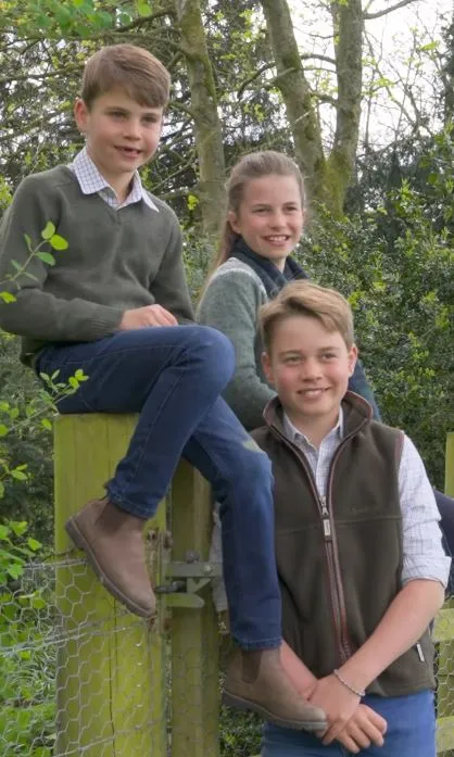 El príncipe George en su 12º cumpleaños con sus hermanos.