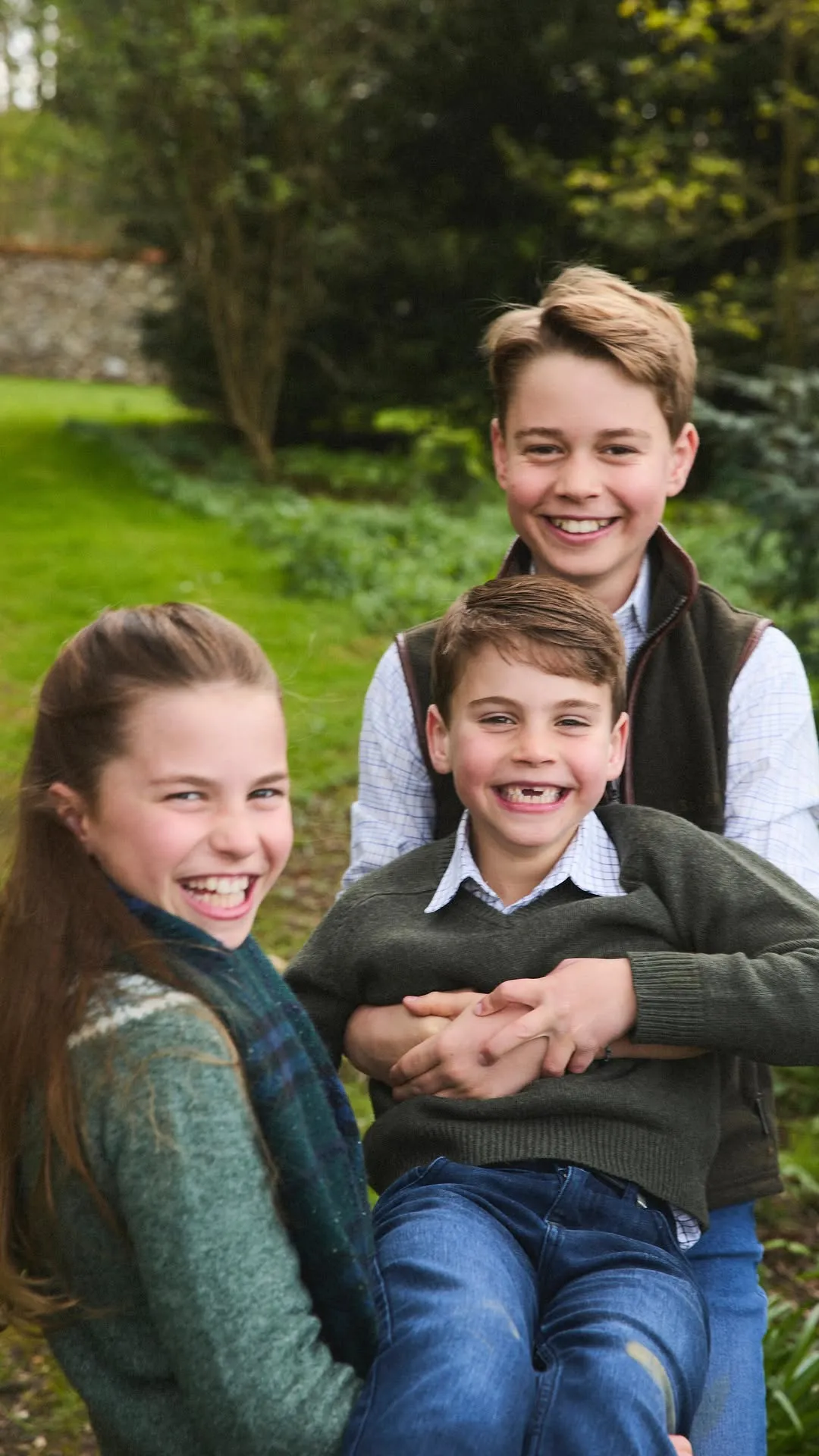 El príncipe George en su 12º cumpleaños con sus hermanos.