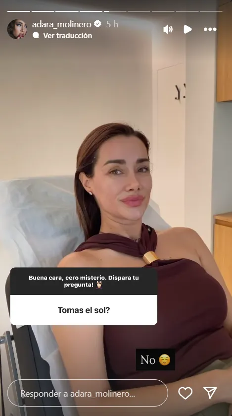 Adara Molinero en una clínica de medicina estética