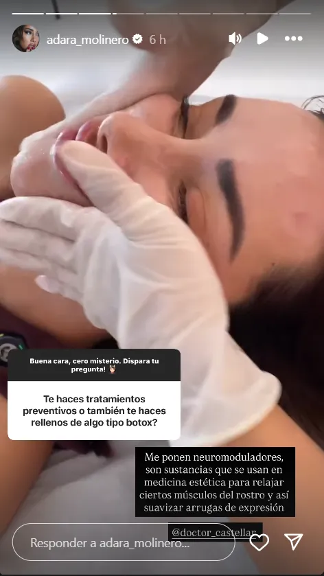Adara Molinero en una clínica de medicina estética con una manos dándole un masaje facial