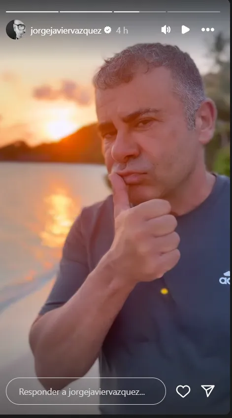 Jorge Javier Vázquez en un story en una playa al atardecer en Tailandia