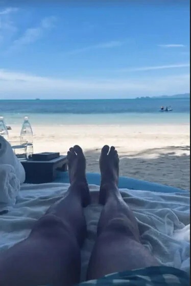 Jorge Javier Vázquez en un story de sus pies en una playa en Tailandia