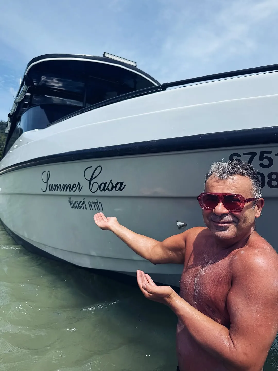 Jorge Javier junto a una embarcación llamada 'Summer casa' en Tailandia