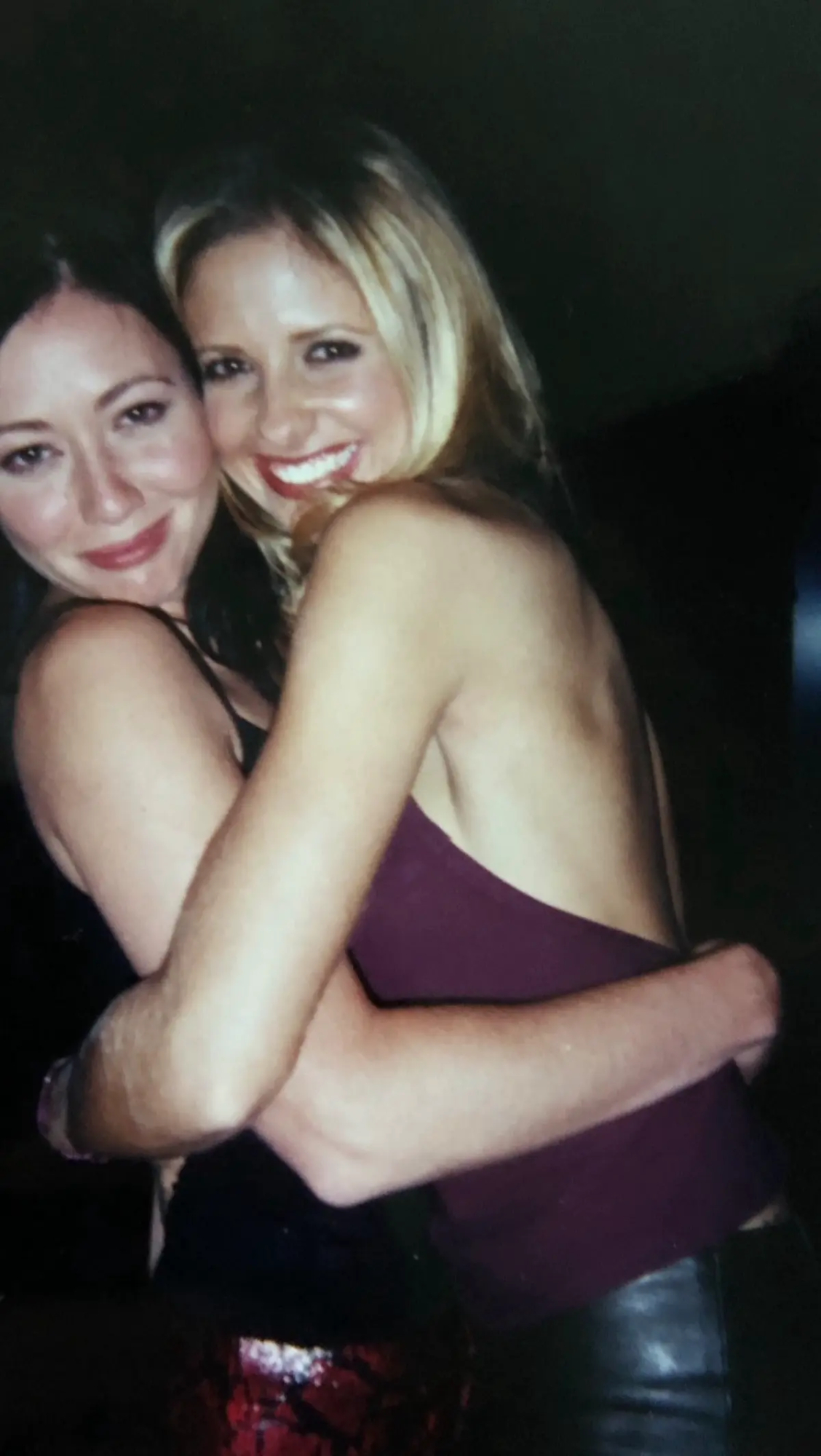 Sarah Michelle Gellar abrazando a Shannen Doherty