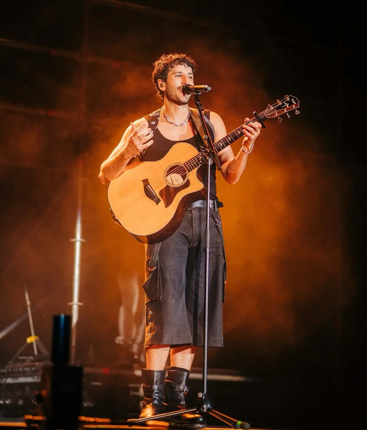 Sebastián Yatra cantando en Murcia