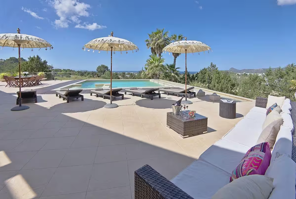 Belén Esteban presume de la increíble y lujosa villa donde se ha alojado a 2.000 euros la noche