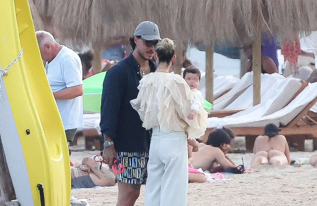 Alejandra Rubio y Carlo Costanzia en la playa