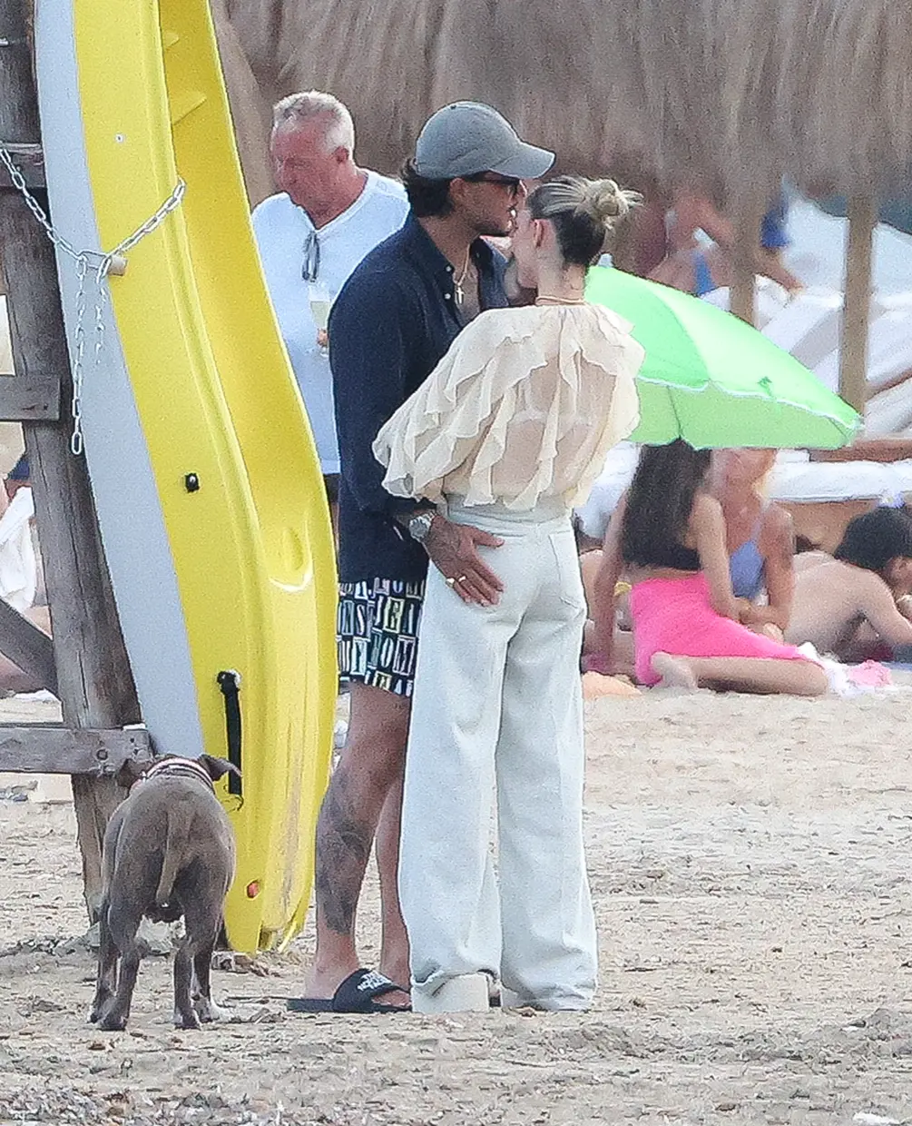 Carlo Costanzia y Alejandra Rubio en la playa