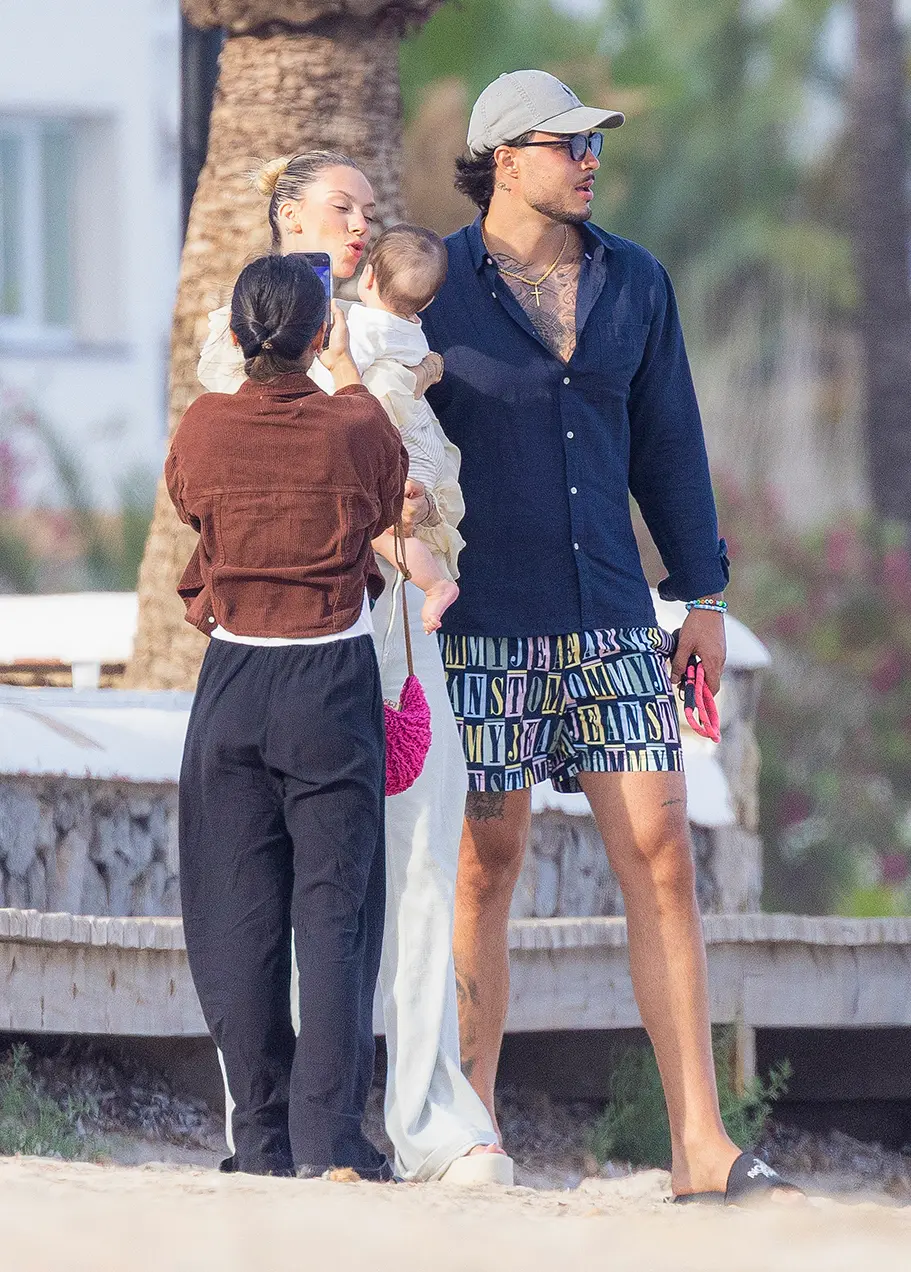 Carlo Costanzia, Alejandra Rubio, su bebé y su nanny en la playa.