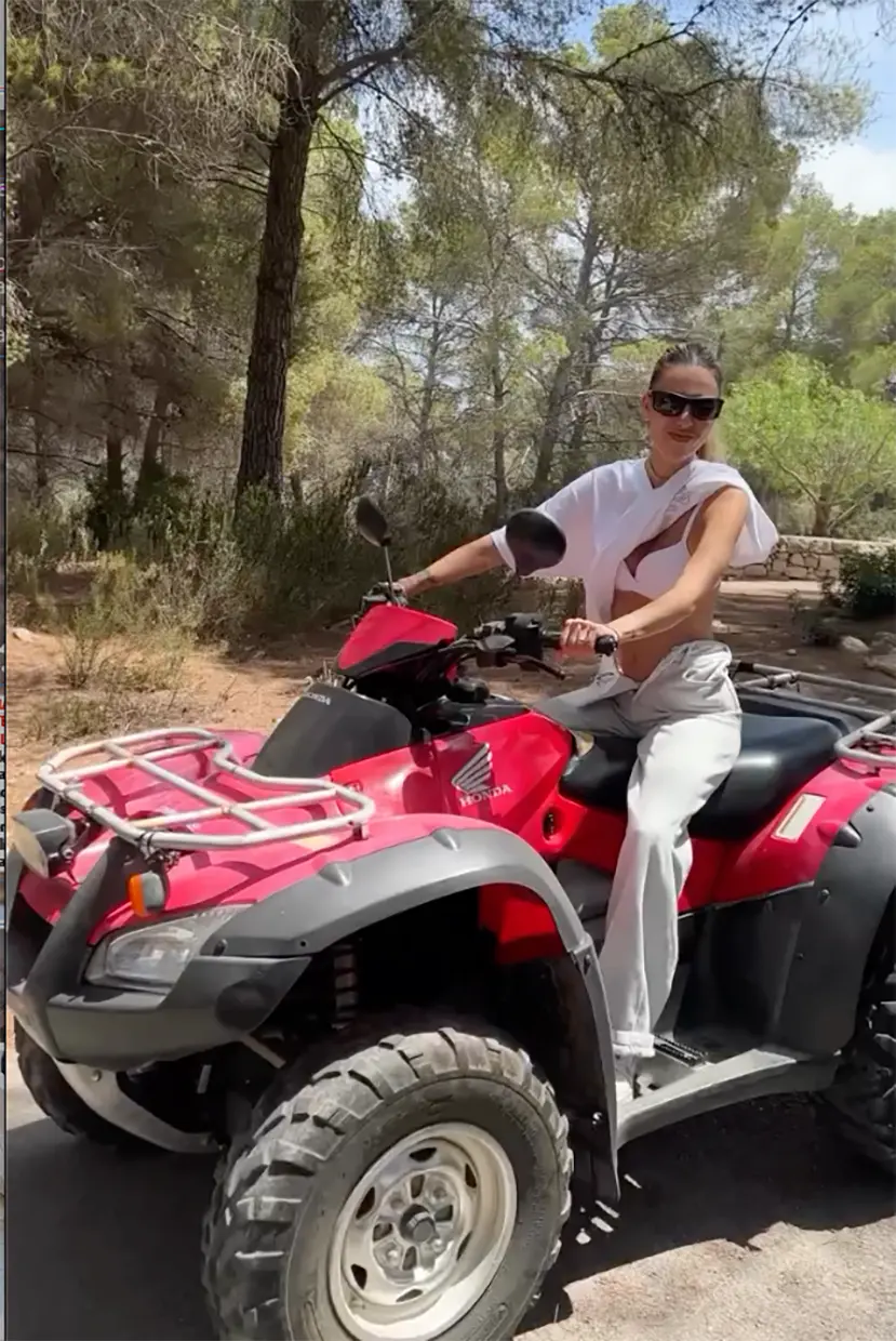 Alejandra Rubio montanda en un quad.