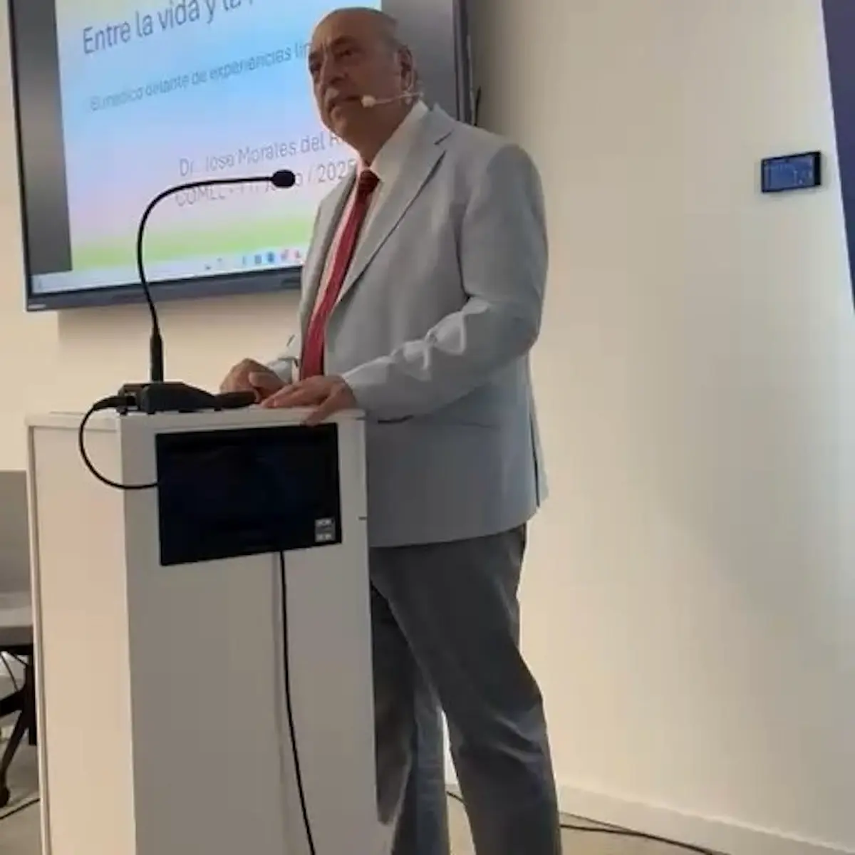Doctor José Morales en una conferencia