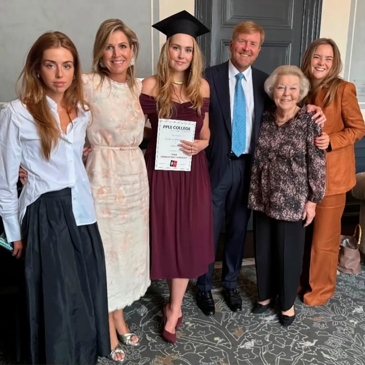 Alexia y Amalia con su madre, Máxima, hace unos días en la Universidad de Ámsterdam.