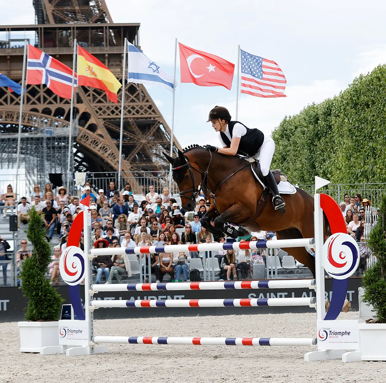 Athina Onassis a lomos de un caballo, participando en el concurso hípico de 2022.