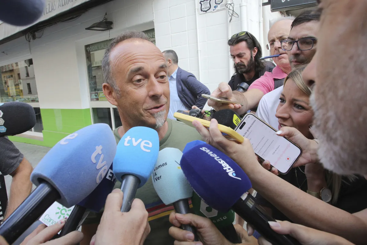 Francesco Arcuri, hablando con la prensa.