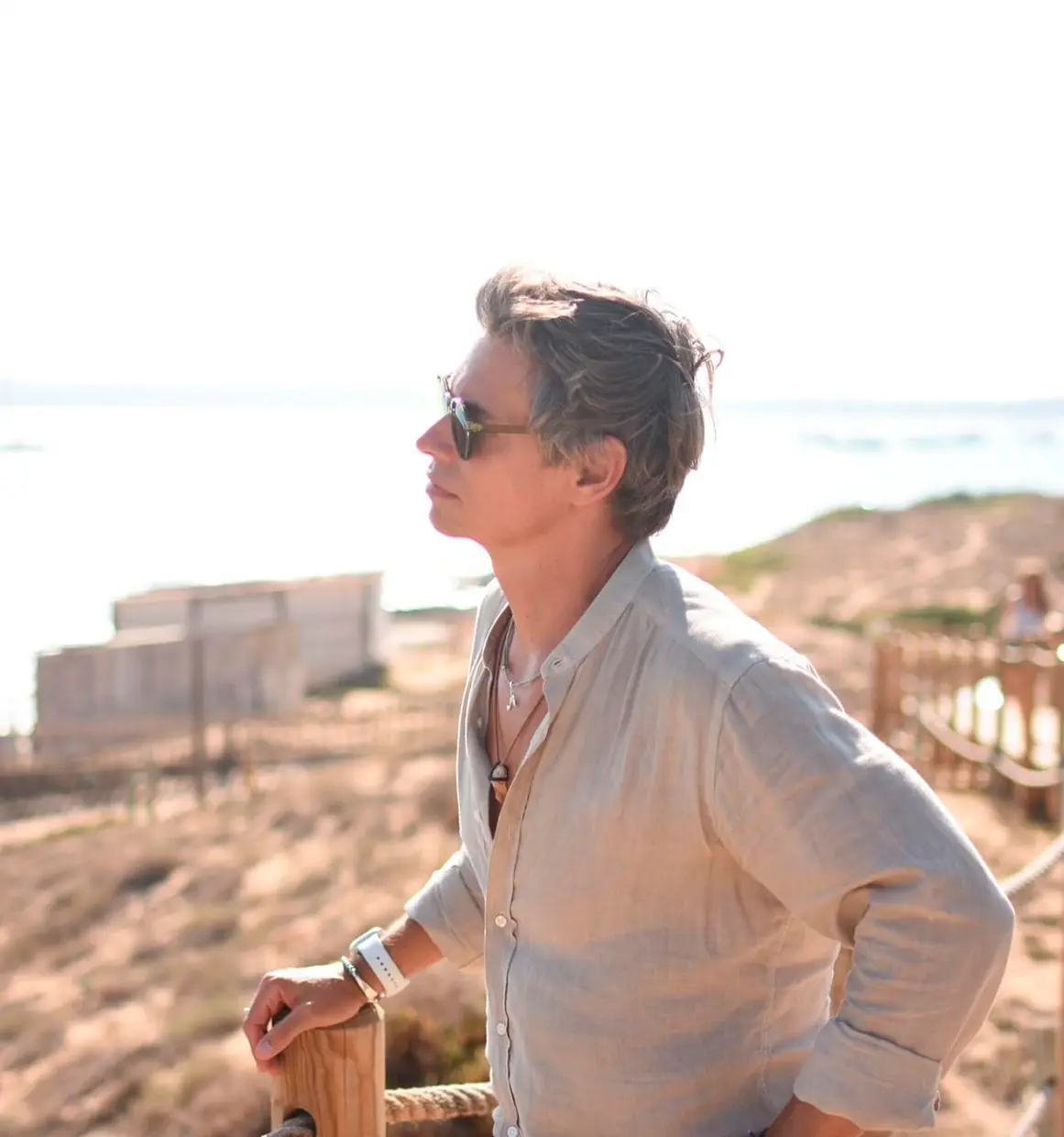 Carlos Baute posando junto al mar