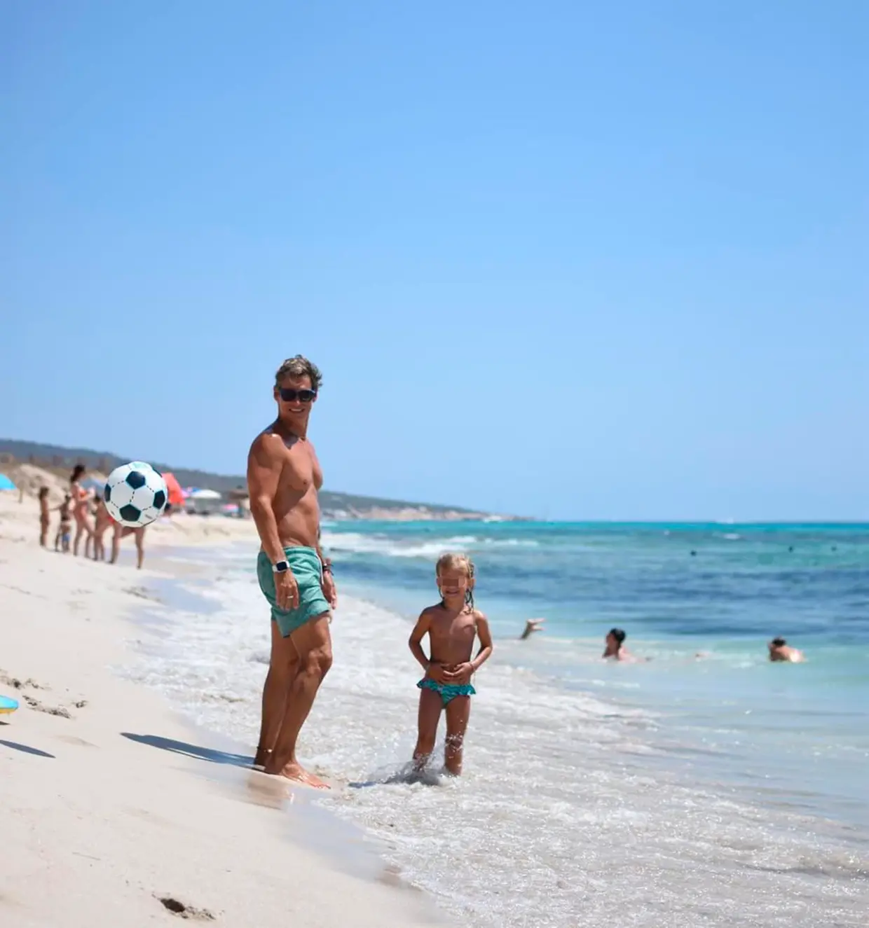 Carlos Baute en la playa junto a su hija.