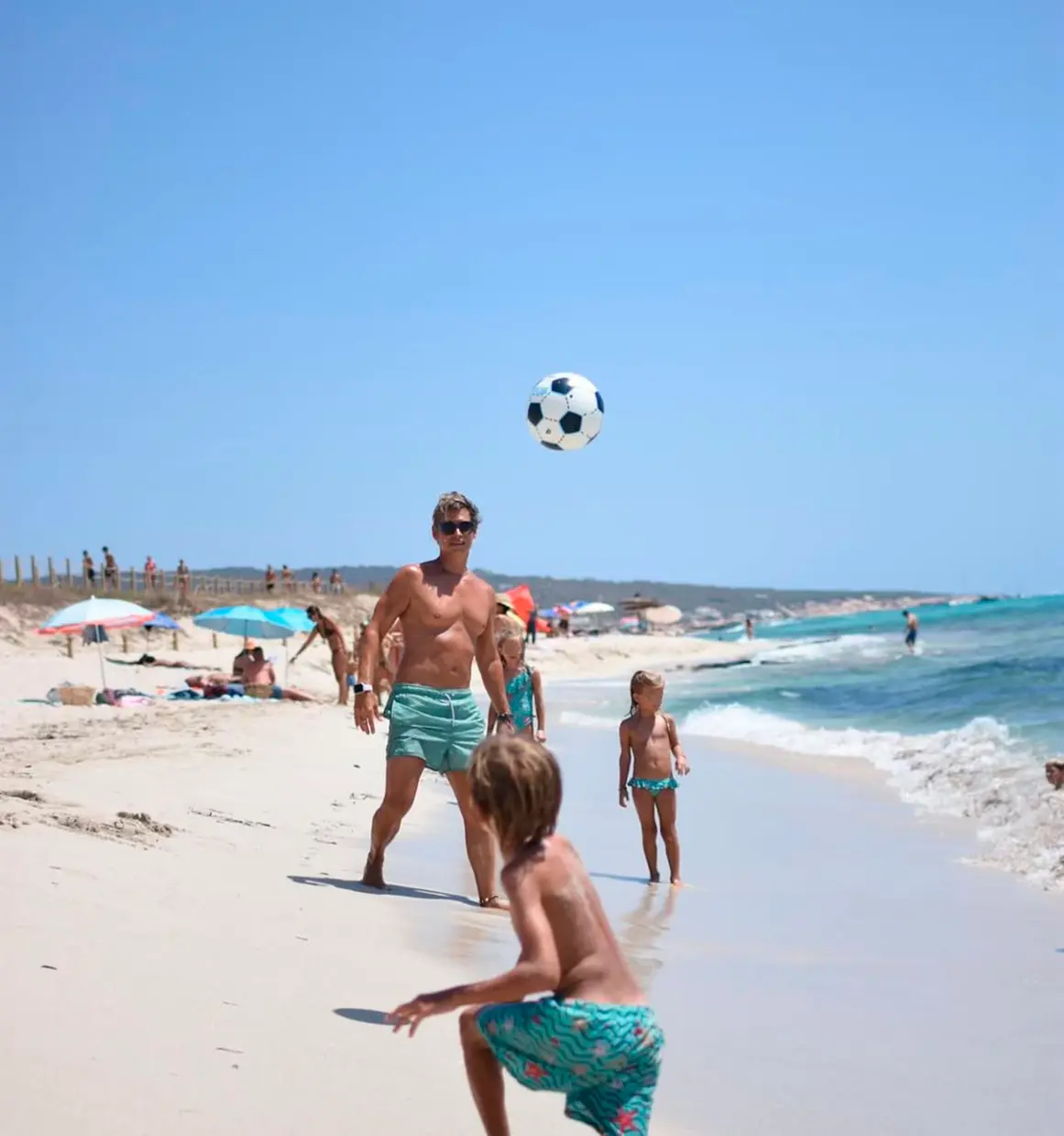 Carlos Baute jugando con una pelota y con su hijo en la playa