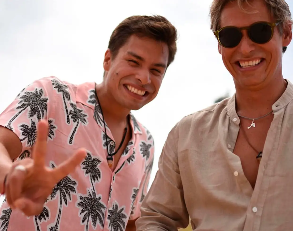 Carlos Baute posando con su clon, su hijo mayor, José Daniel, al que reconoció en 2012.