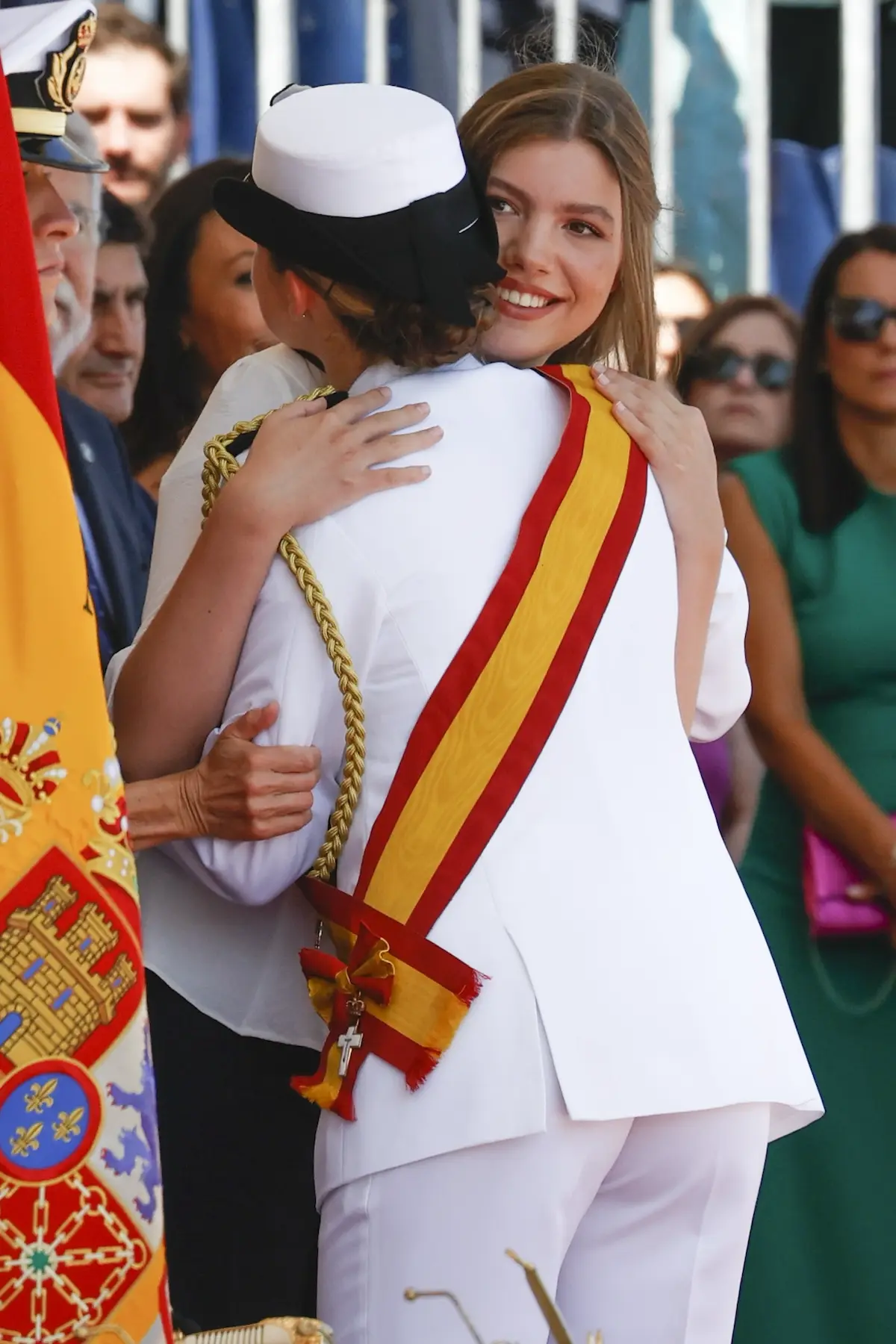 Leonor abrazando a Sofía