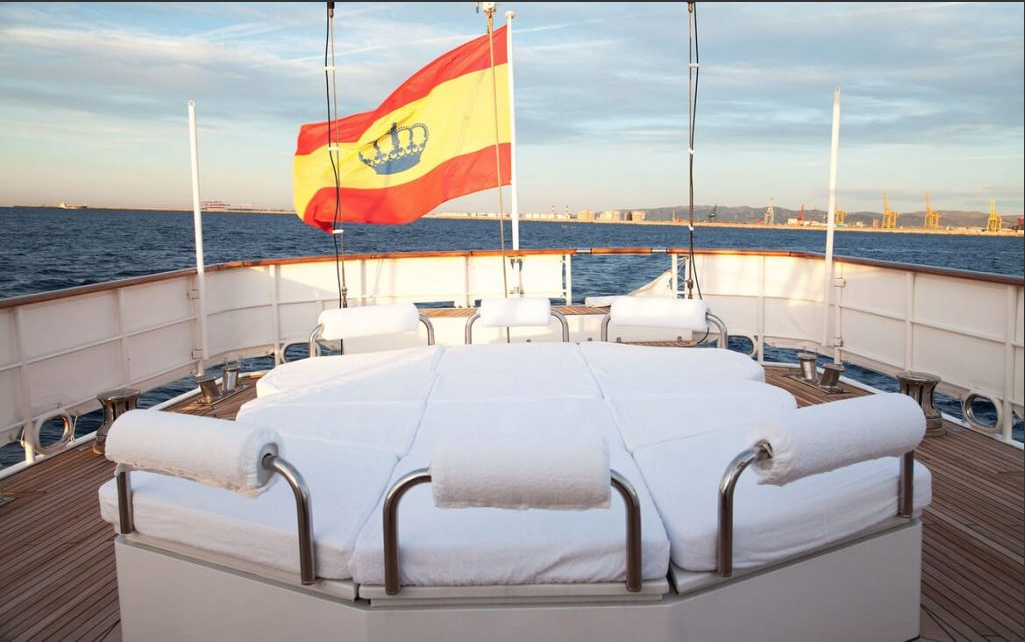 Nos colamos en el yate favorito de Tita Cervera, que se puede alquilar por 8.000 euros al día