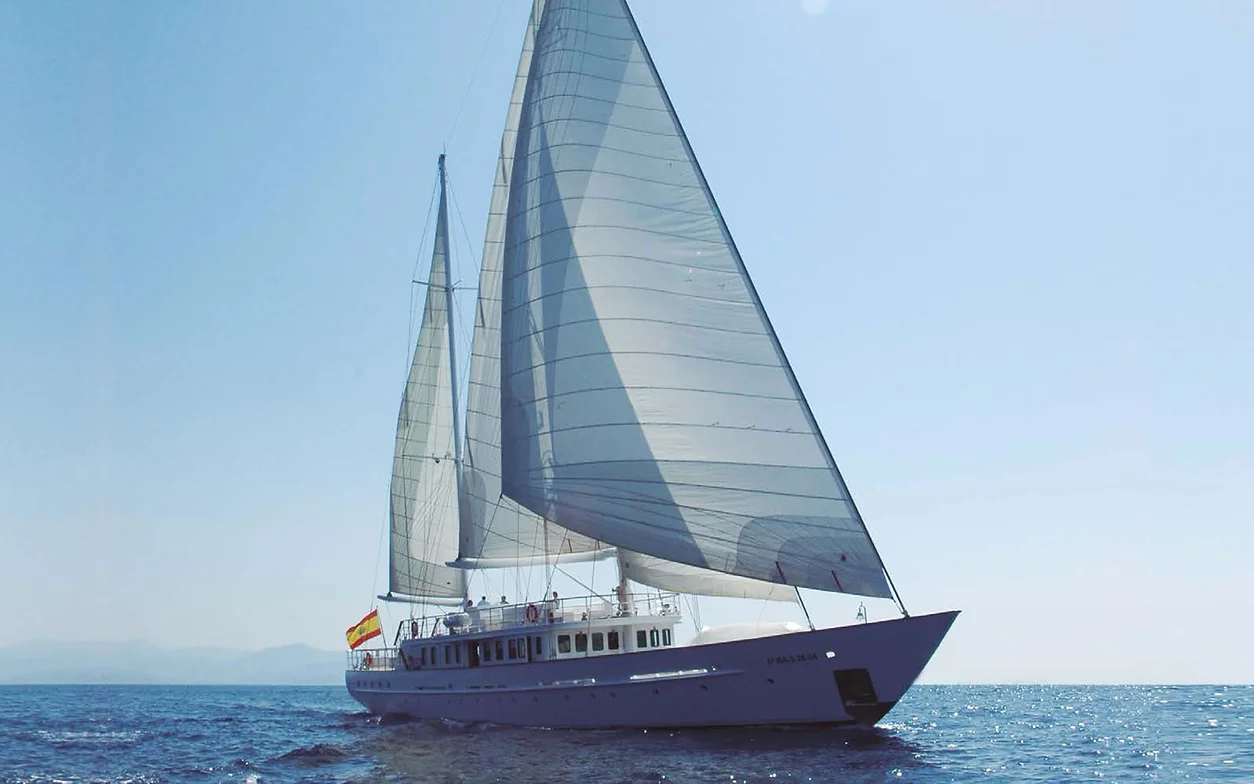 Nos colamos en el yate favorito de Tita Cervera, que se puede alquilar por 8.000 euros al día