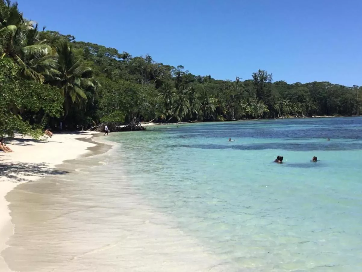 Lara Álvarez Hostal Panamá Playas
