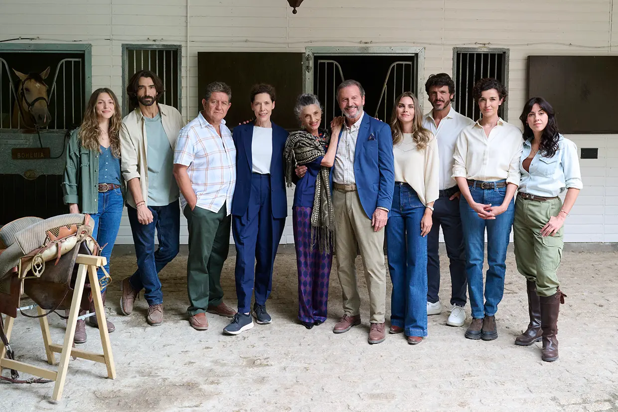 Ángela Molina con sus compañeros de reparto en la serie 'Pura Sangre'.