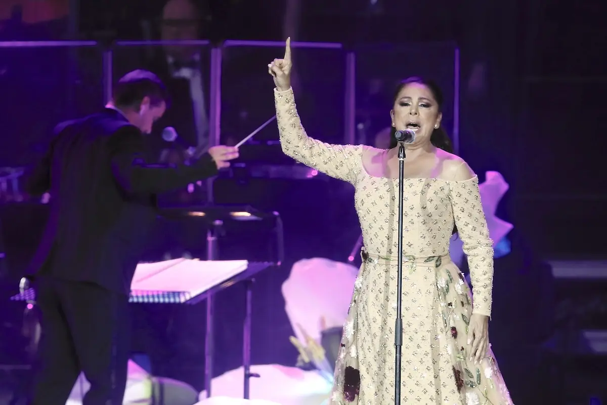 Isabel Pantoja cantando