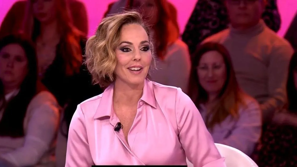Rocío Carrasco en una imagen en un plató de TV vestida de rosa.