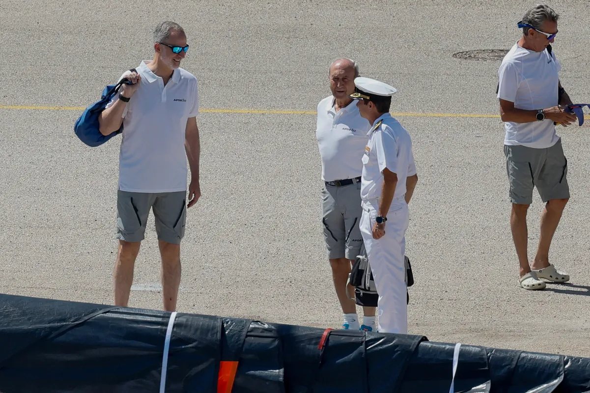 El Rey Felipe VI embarcando en el Aifos en Palma de Mallorca