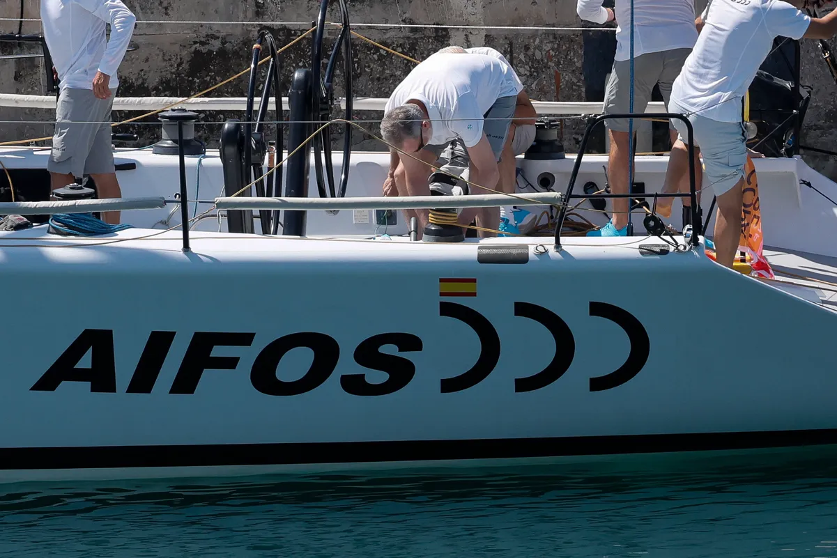 El Rey Felipe VI embarcando en el velero
