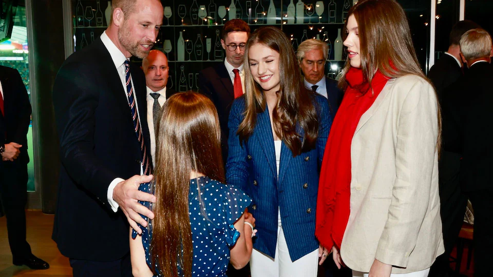 Leonor y Sofía, muy cariñosas con las jugadoras de la selección femenina de fútbol tras la final