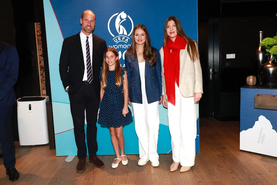 Leonor y Sofía, muy cariñosas con las jugadoras de la selección femenina de fútbol tras la final