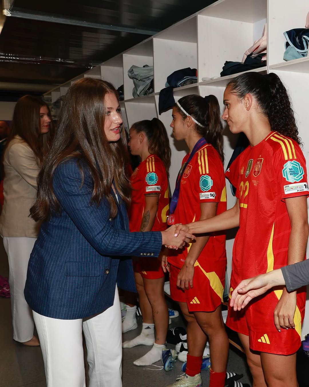 Leonor y Sofía, muy cariñosas con las jugadoras de la selección femenina de fútbol tras la final