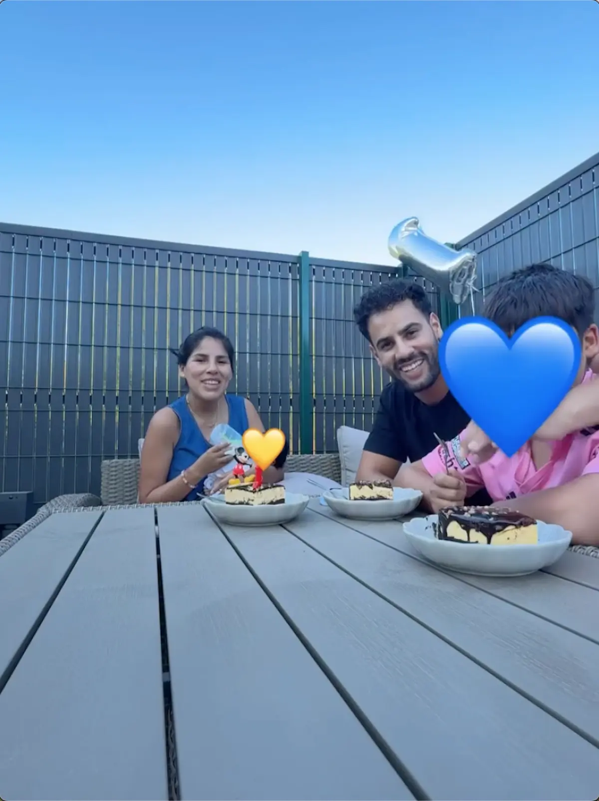 Isa Pantoja con su familia