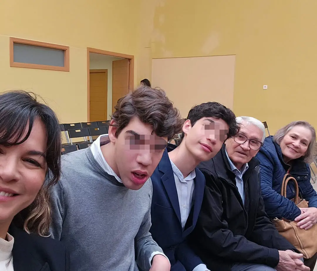 Fabiola Martínez junto a sus padres y su famila