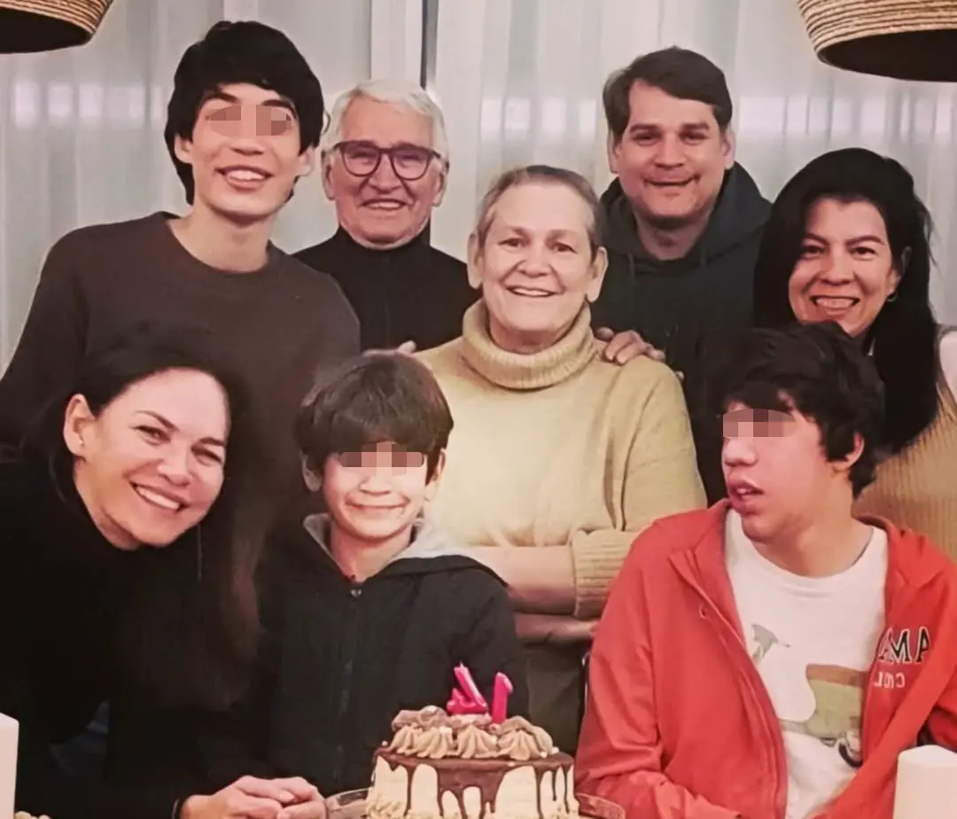 Fabiola Martínez junto a sus padres y su famila
