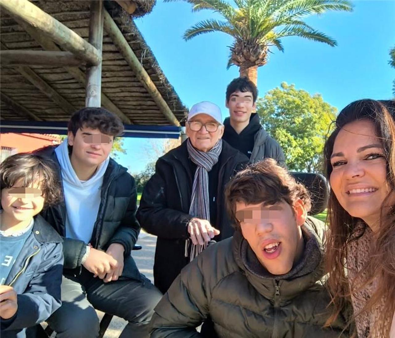 Fabiola Martínez junto a sus padres y su famila